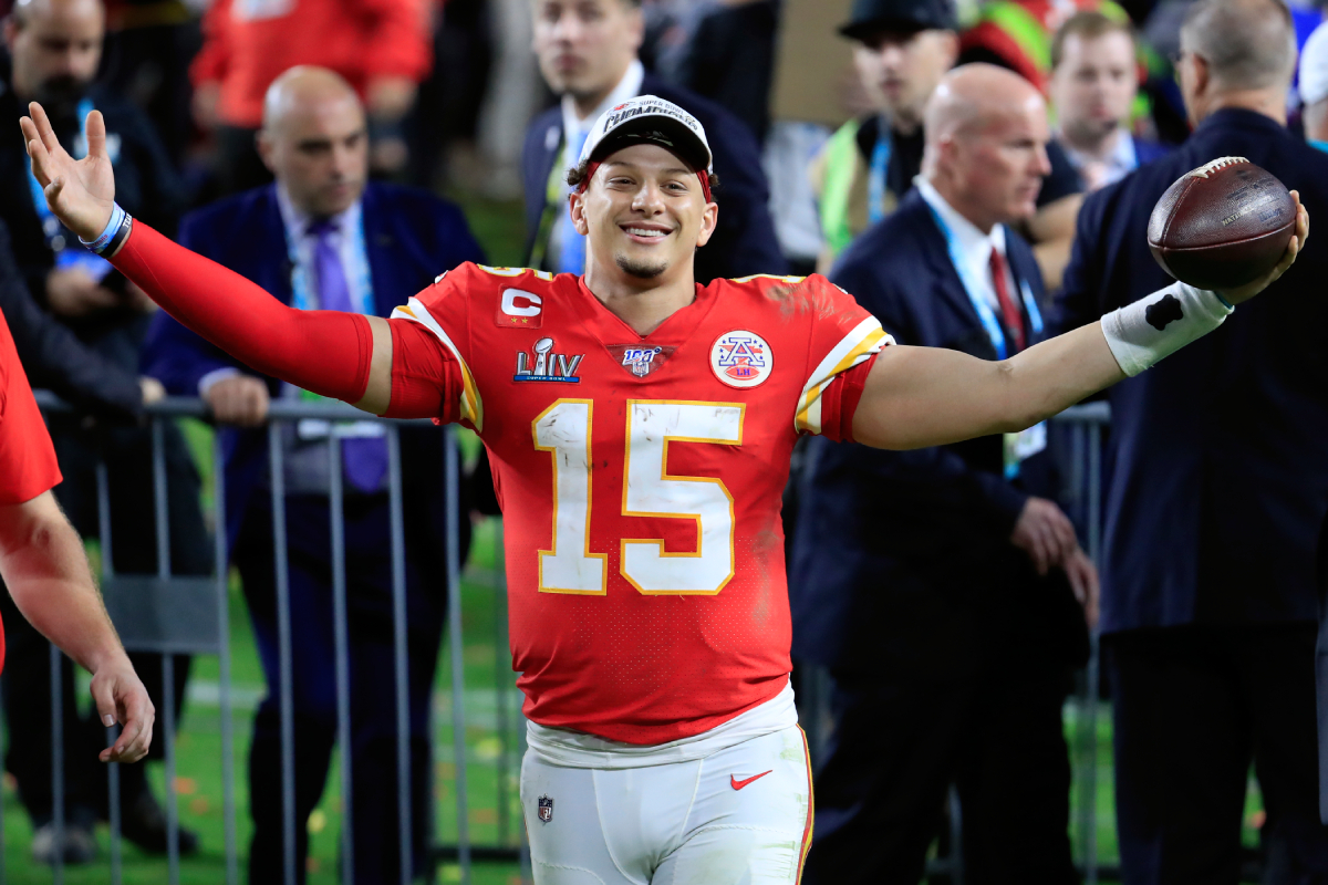 Patrick Mahomes # 15 des Chiefs de Kansas City célèbre après avoir battu les 49ers de San Francisco 31-20 au Super Bowl LIV au Hard Rock Stadium le 02 février 2020 à Miami, Floride