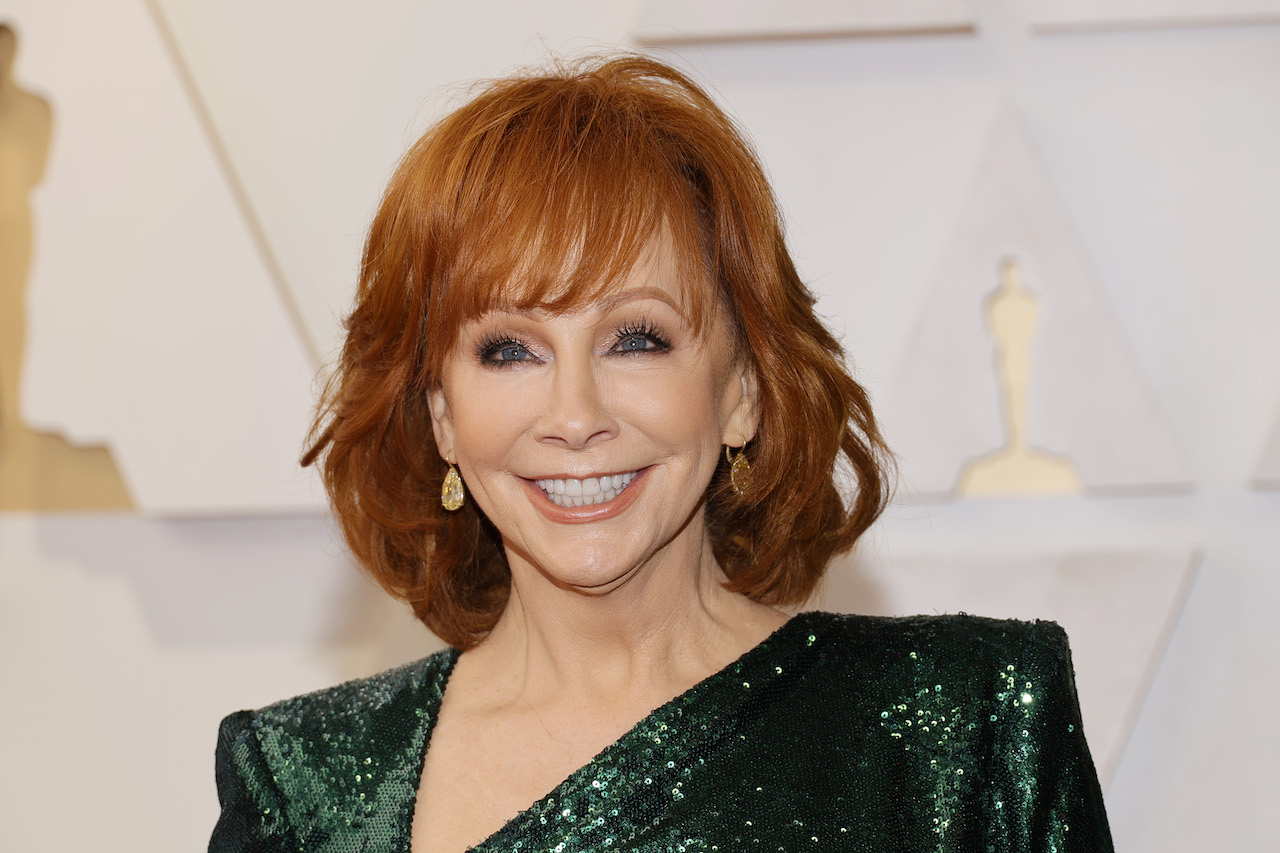 Reba McEntire pose aux Oscars 2022