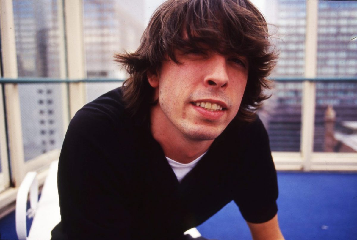 Dave Grohl portant un haut noir à Denver, 1998.