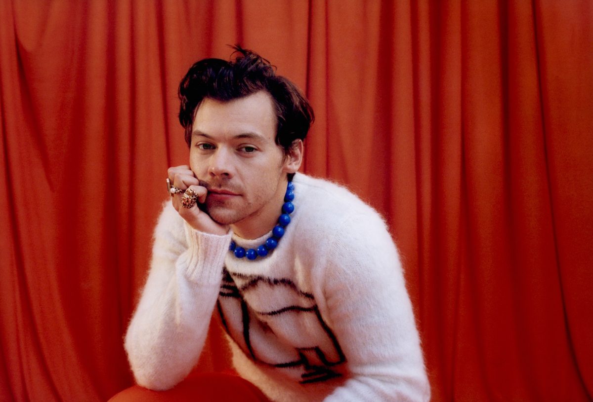 Harry Styles pose pour une photo promotionnelle pour