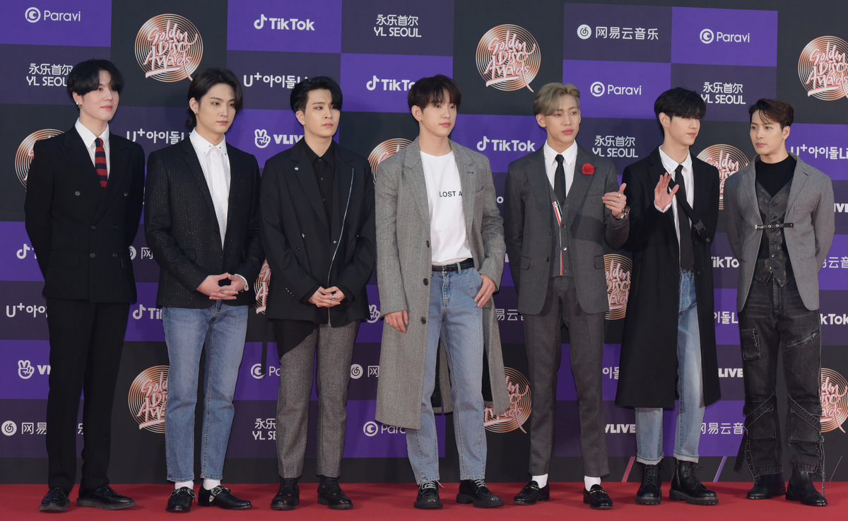GOT7 qui vient de sortir un nouvel album éponyme, pose sur le tapis rouge du Golden Disc Award à Séoul, en Corée du Sud.