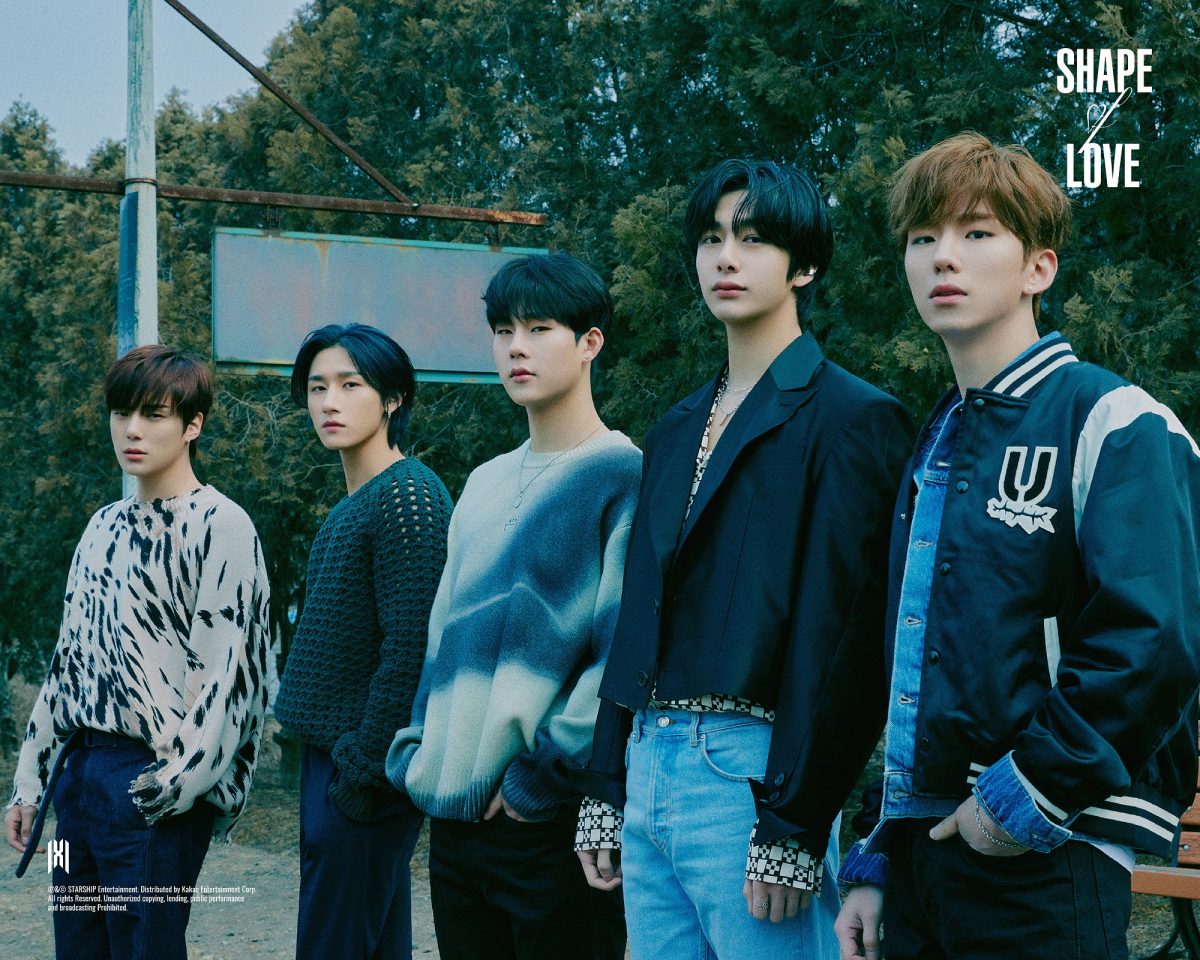 Les membres de Monsta X postent pour une photo promotionnelle pour 'Shape of Love'