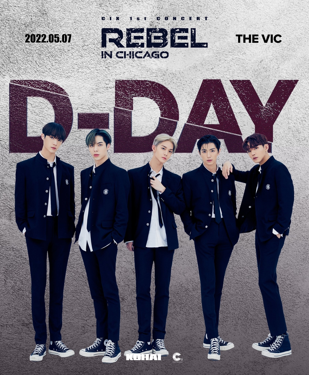 Cinq membres du groupe K-pop CIX, qui viennent de faire une tournée, posent pour l'affiche officielle de la tournée.