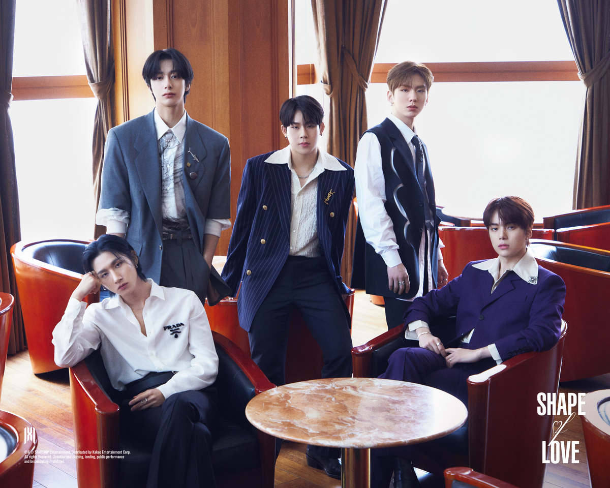 Monsta X, qui est actuellement en tournée No Limit, pose pour une photo promotionnelle.