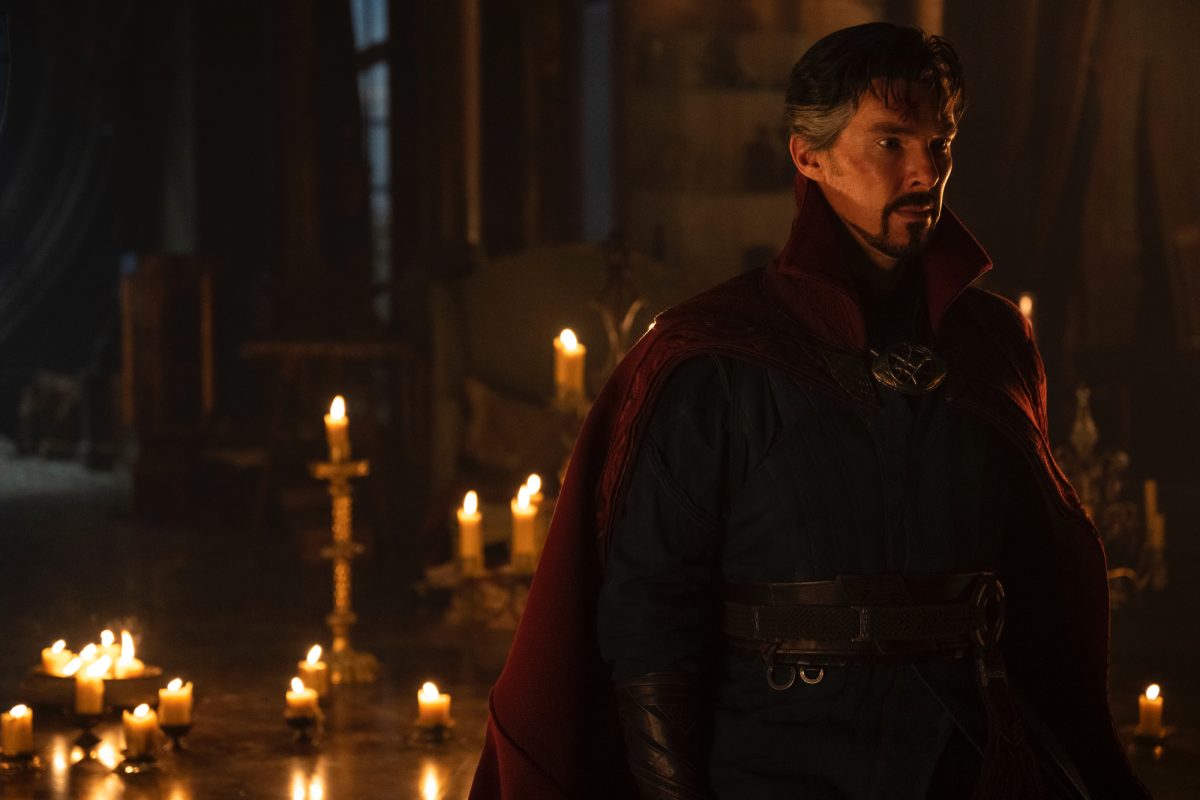 'Docteur Strange dans le multivers de la folie' Benedict Cumberbatch dans le rôle du Dr Stephen Strange debout dans une pièce sombre pleine de bougies en arrière-plan