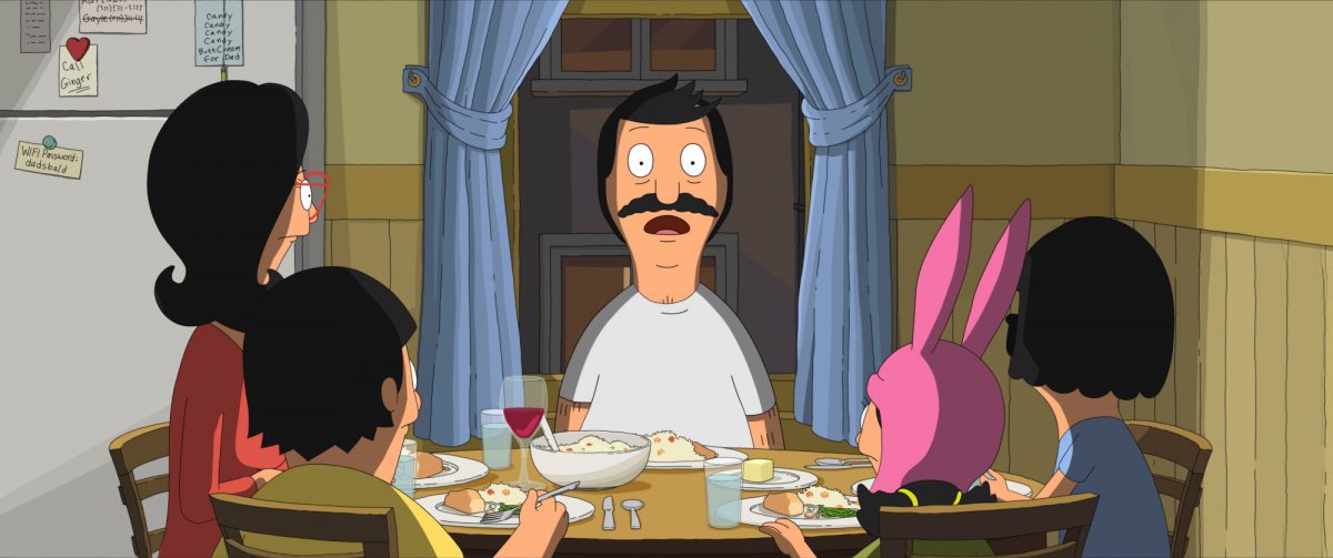 'The Bob's Burgers Movie' Linda Belcher (John Roberts), Bob Belcher (H. John Benjamin), Tina Belcher (Dan Mintz), Louise Belcher (Kristen Schaal) et Gene Belcher (Eugene Mirman) assis autour de la table du dîner avec Bob l'air choqué