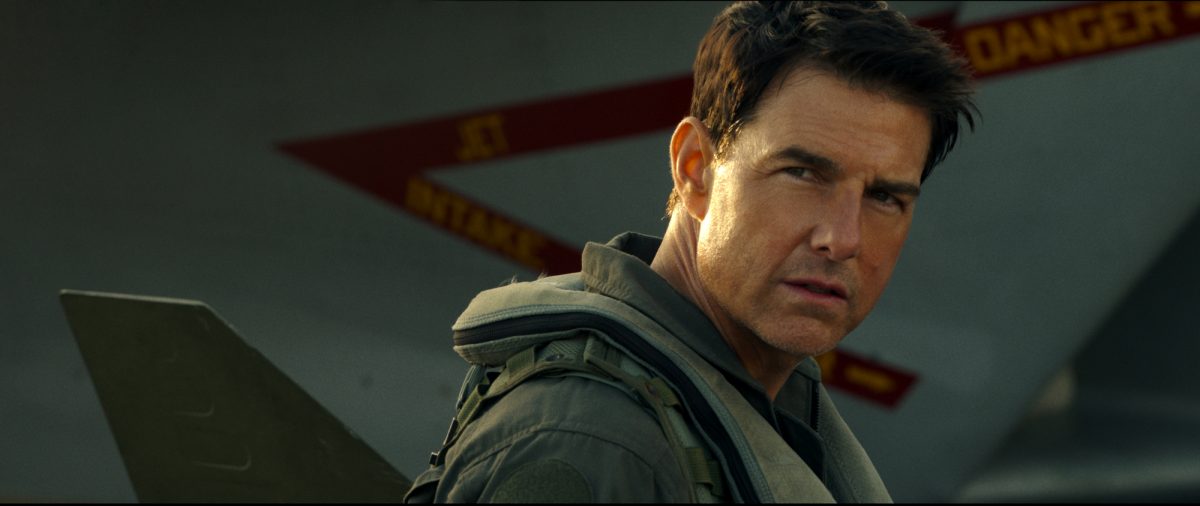 'Top Gun: Maverick' Tom Cruise dans le rôle de Maverick portant un uniforme avec un air sérieux sur le visage
