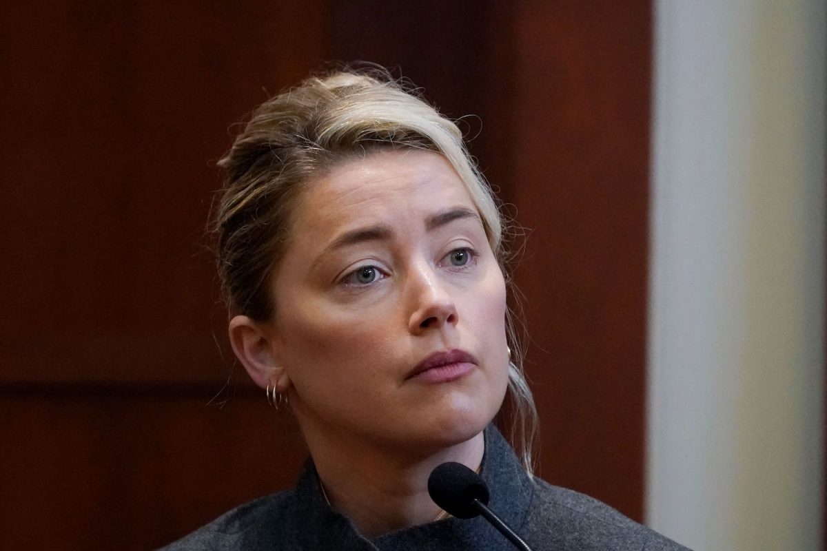 Amber Heard porte un costume gris à la barre lors du contre-interrogatoire au procès en diffamation de Johnny Depp