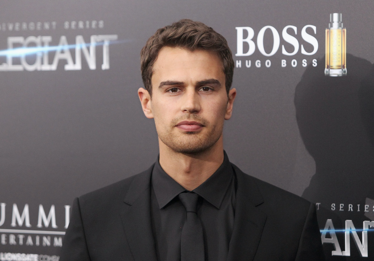 Theo James (Four) star des films Divergente en tout noir