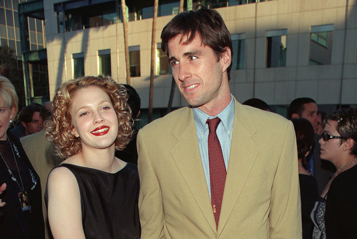 Drew Barrymore et Luke Wilson sourient