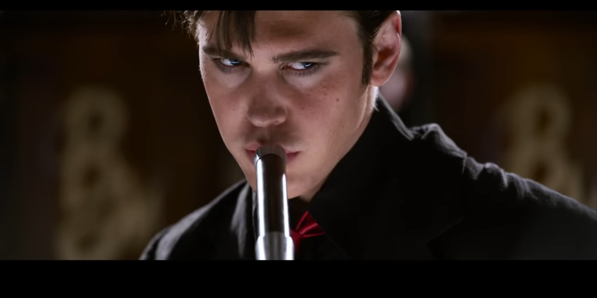 Austin Butler dans le film Elvis où il incarne Elvis Presley.