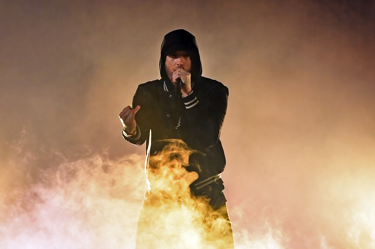 Eminem rappe en portant une veste noire et des vêtements noirs.