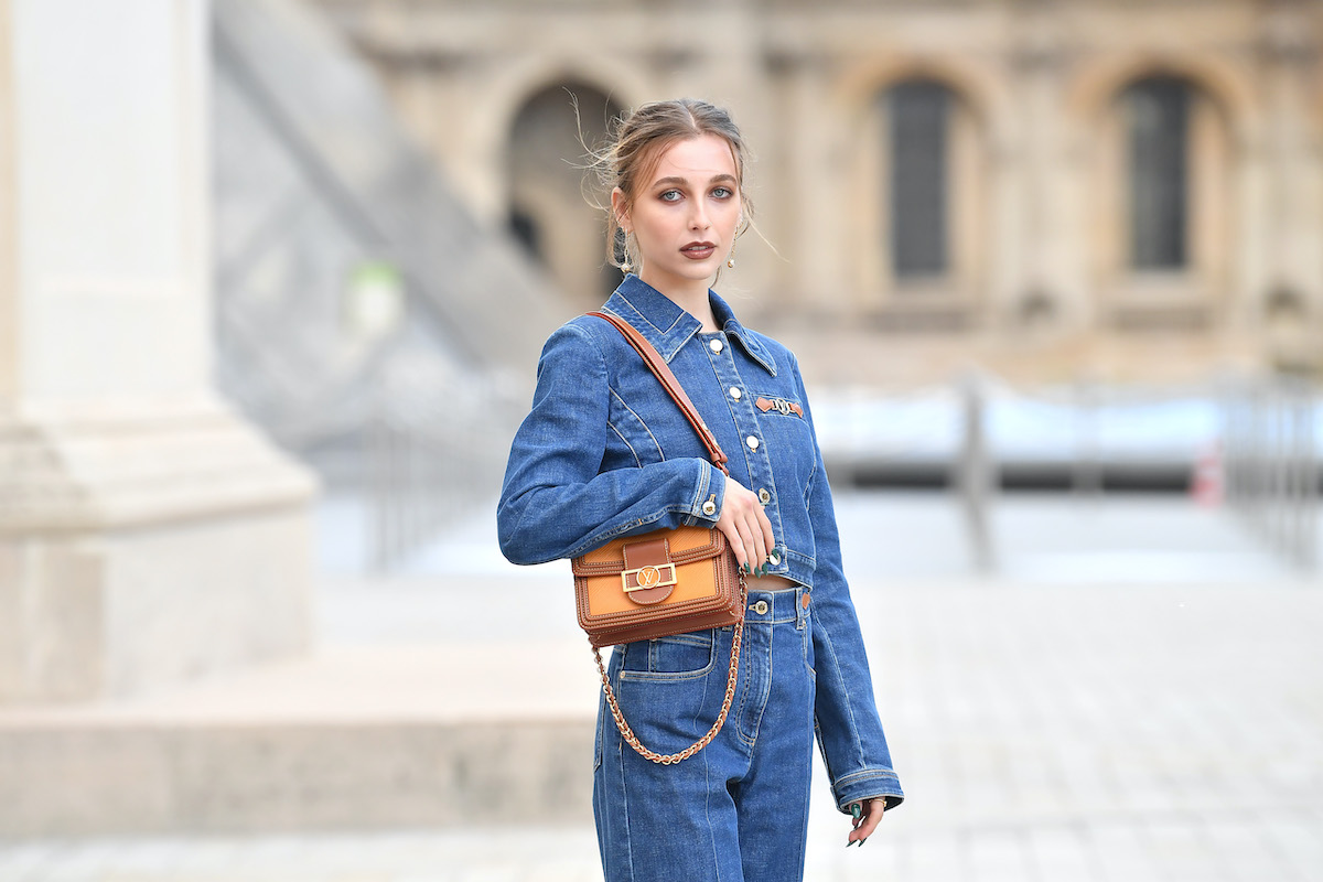 Emma Chamberlain devant un arrière-plan flou