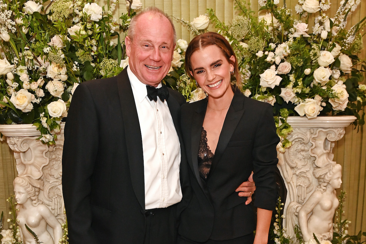 Emma Watson sourit avec l'un de ses parents, Chris Watson