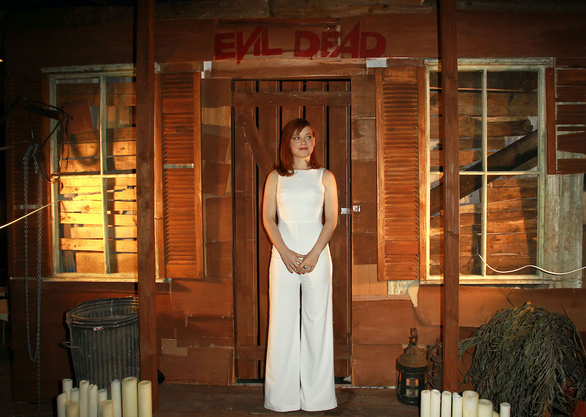 Jane Levy pose devant la cabine 'Evil Dead'