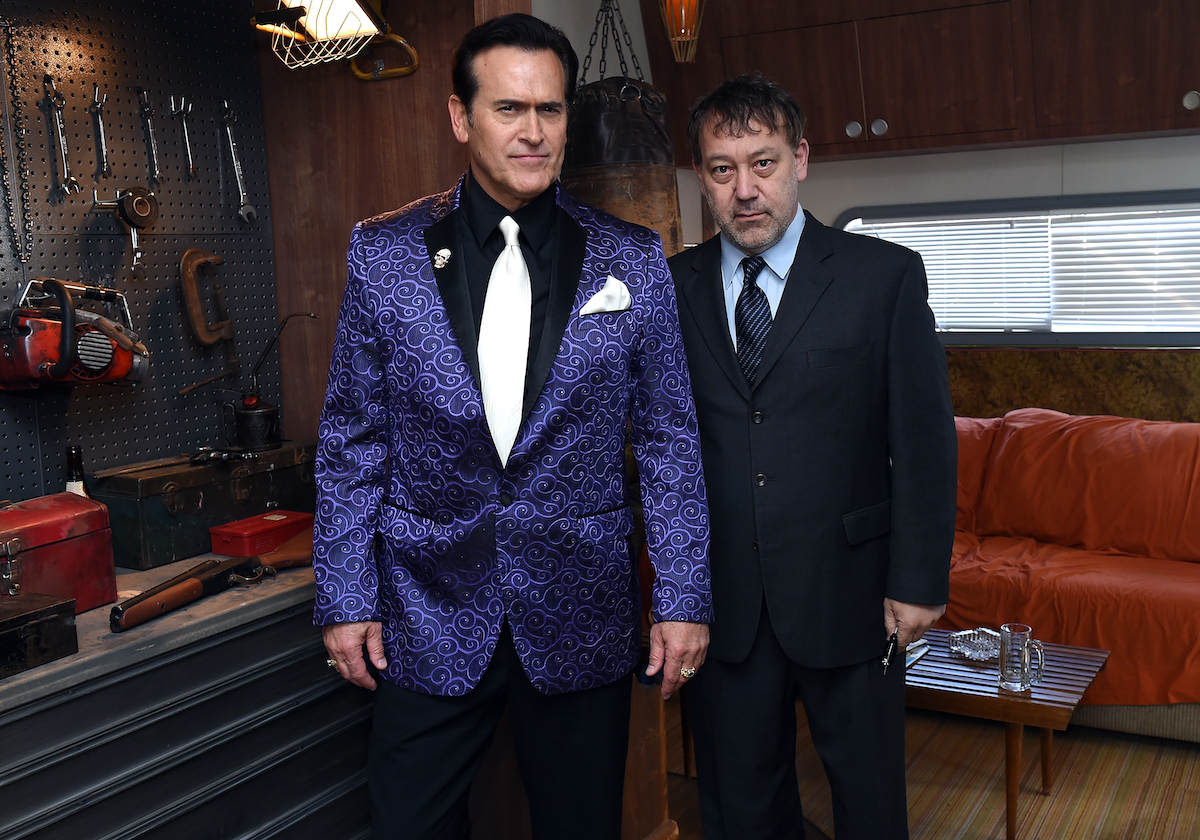 Bruce Campbell et Sam Raimi portent des costumes et posent