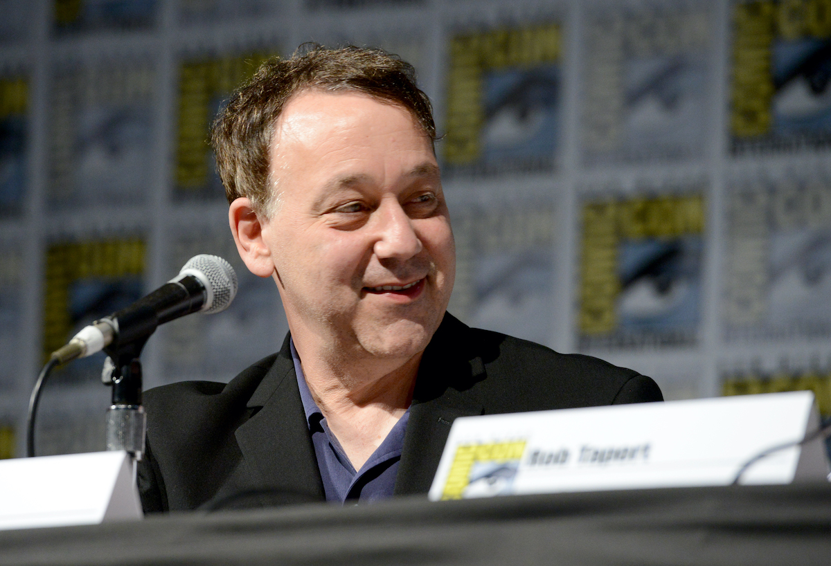 Le réalisateur Sam Raimi parle sur scène