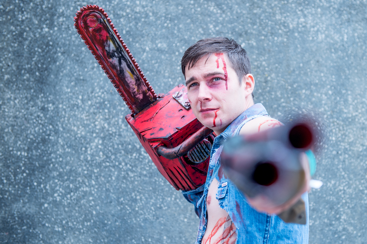 Un cosplayeur dans la pose du personnage de Bruce Campbell Ash de 