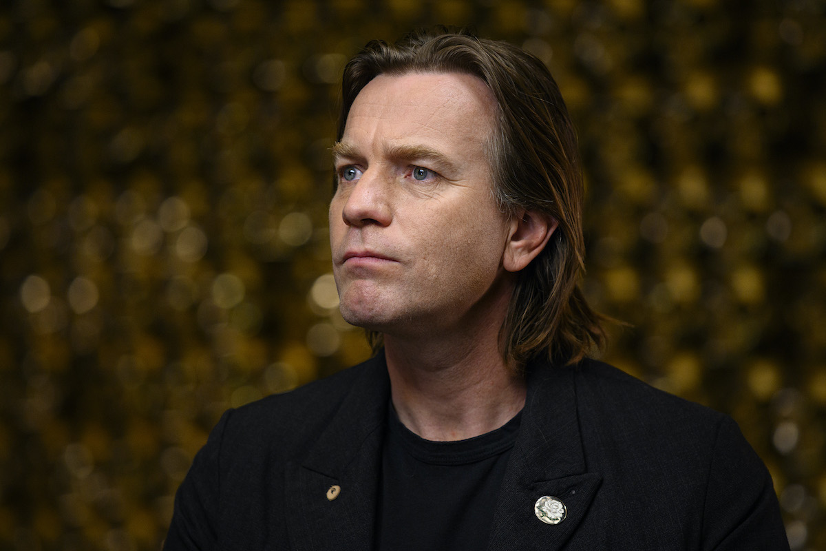 Ewan McGregor fronce les sourcils vêtu de noir