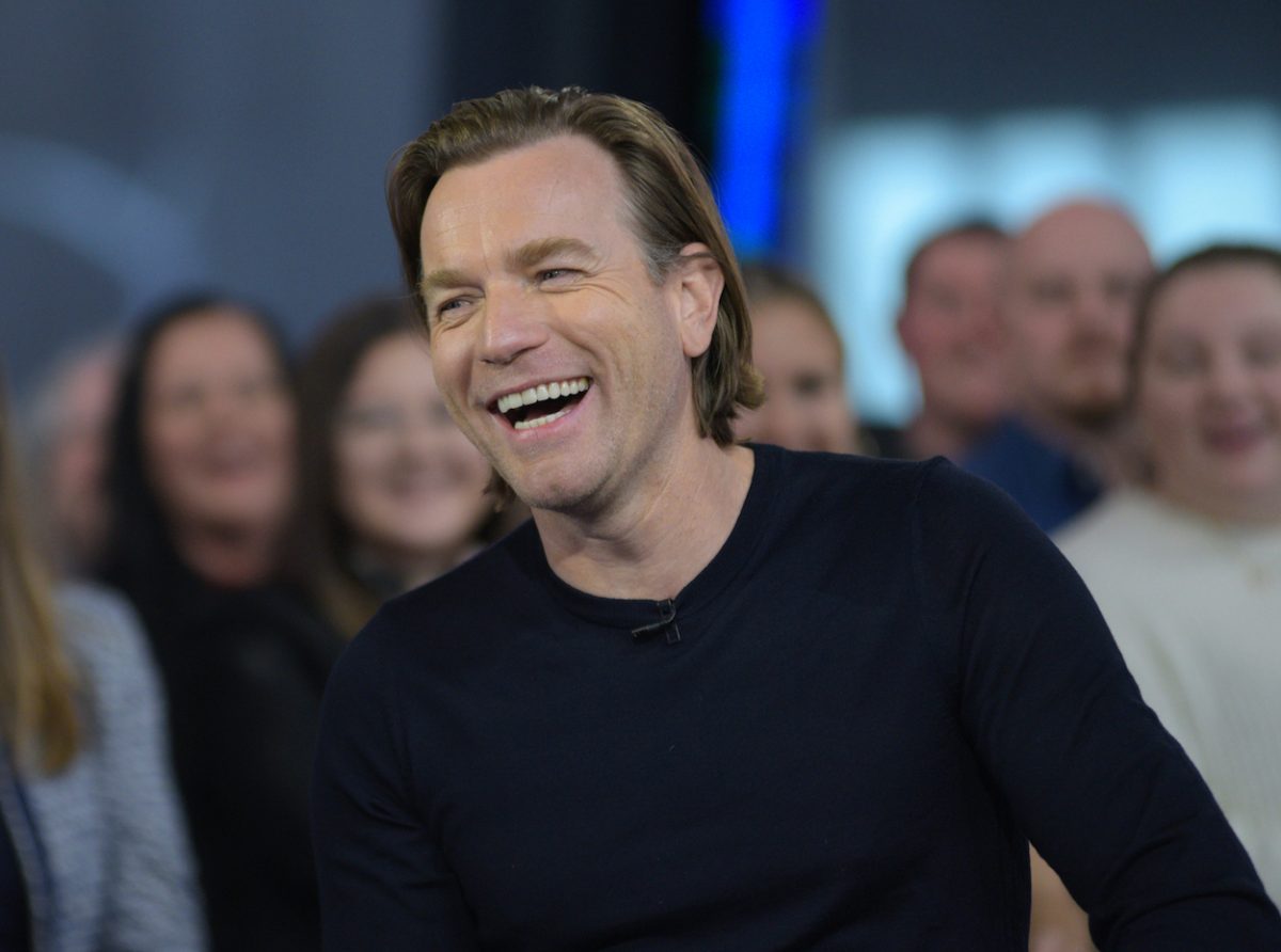 Ewan McGregor sur Good Morning America en 2020, des années après que ses amis ont eu un bon rire en visitant le plateau « Revenge of the Sith ».