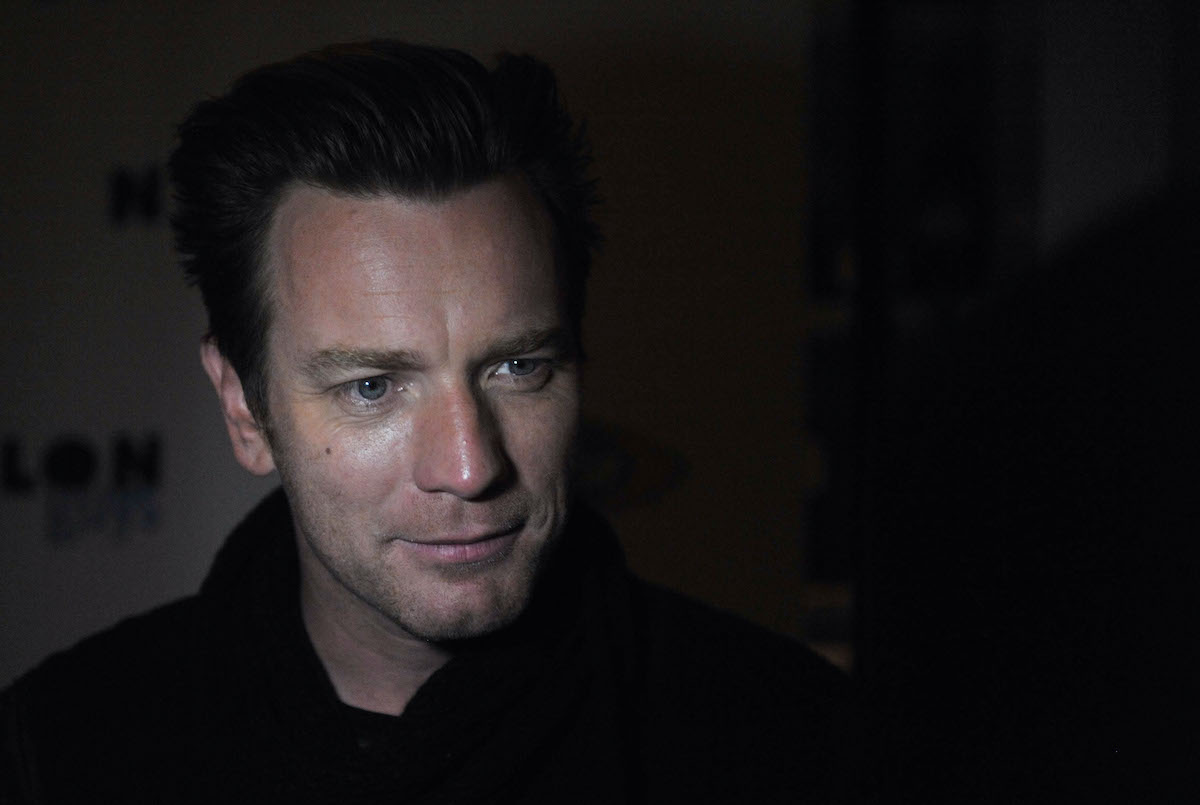 Ewan McGregor sourit dans l'ombre