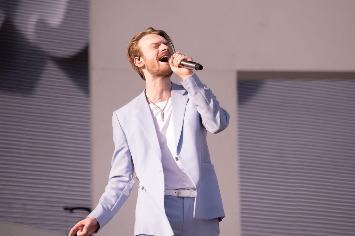Le chanteur FINNEAS se produit sur la scène extérieure pendant le week-end 2, jour 2 du festival de musique et d'arts de Coachella Valley 2022