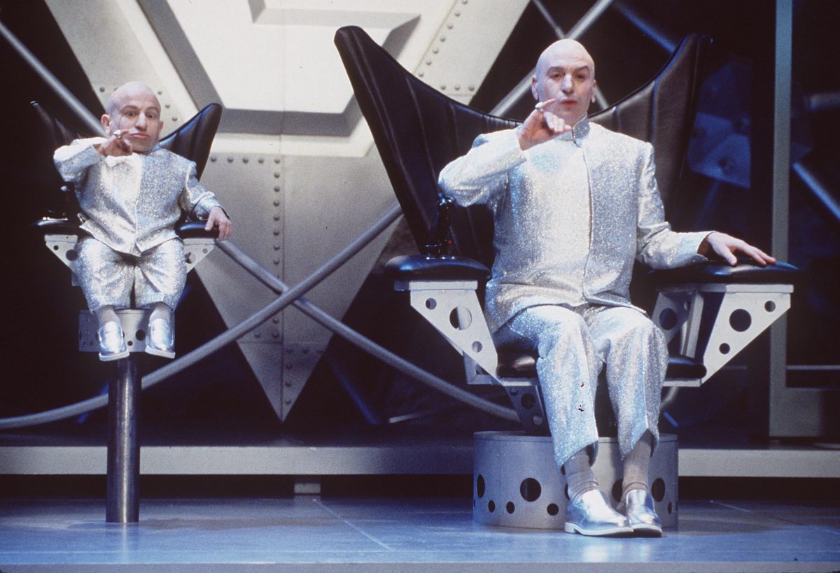 Verne Troyer joue Mini-Moi et Mike Myers joue le Dr Evil dans Austin Powers : L'espion qui m'a tirée