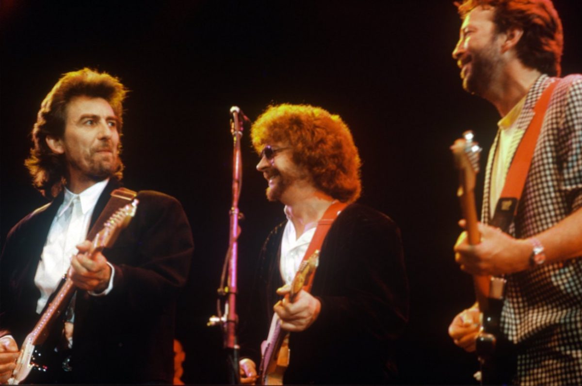George Harrison, Jeff Lynne et Eric Clapton se produisant au Prince's Trust Concert en 1987.