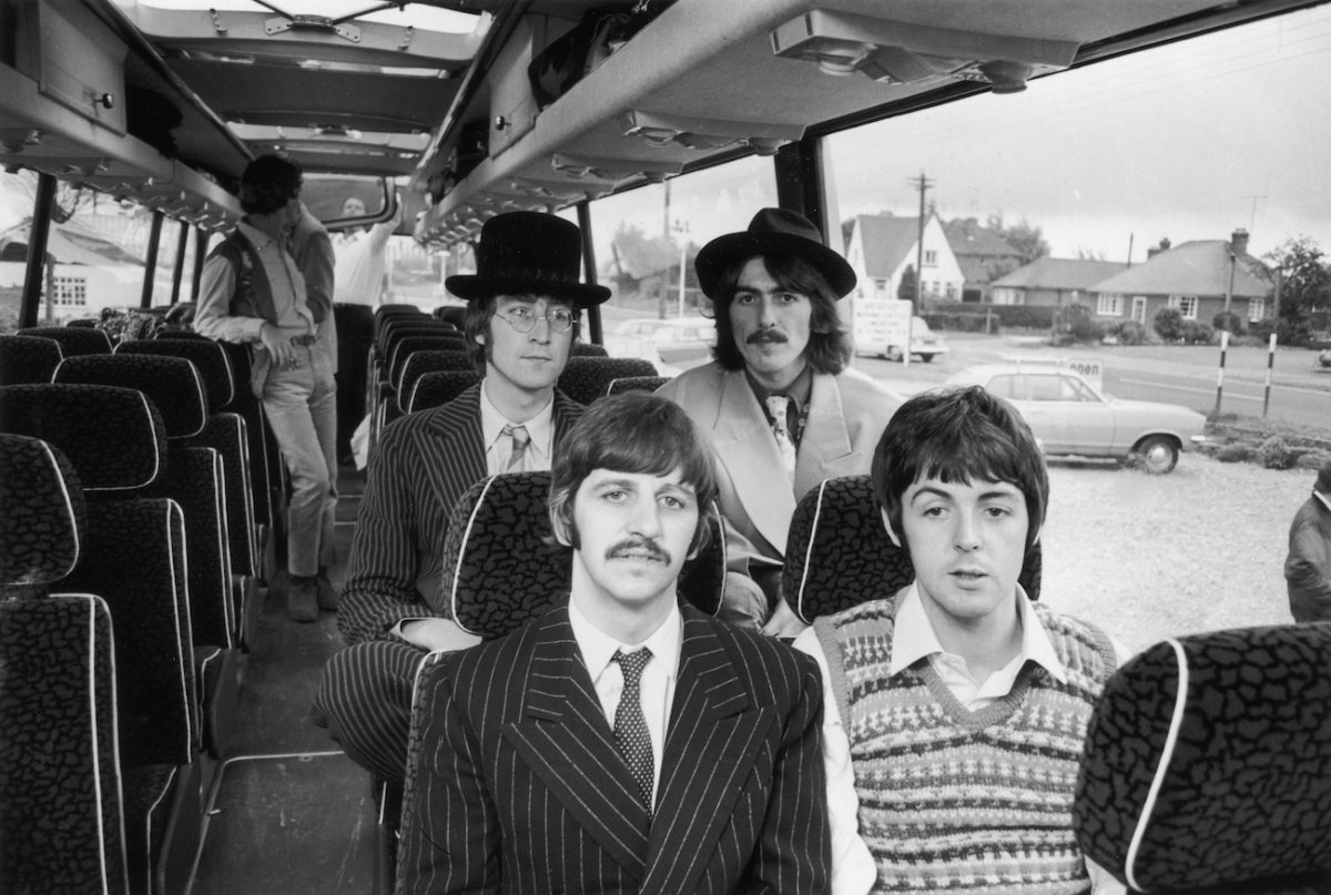 Les Beatles lors du tournage de 'Magical Mystery Tour' en 1967.