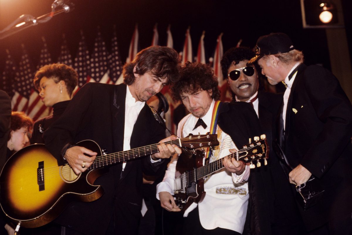 George Harrison et Bob Dylan se produisant aux intronisations du Rock & Roll Hall of Fame en 1988,