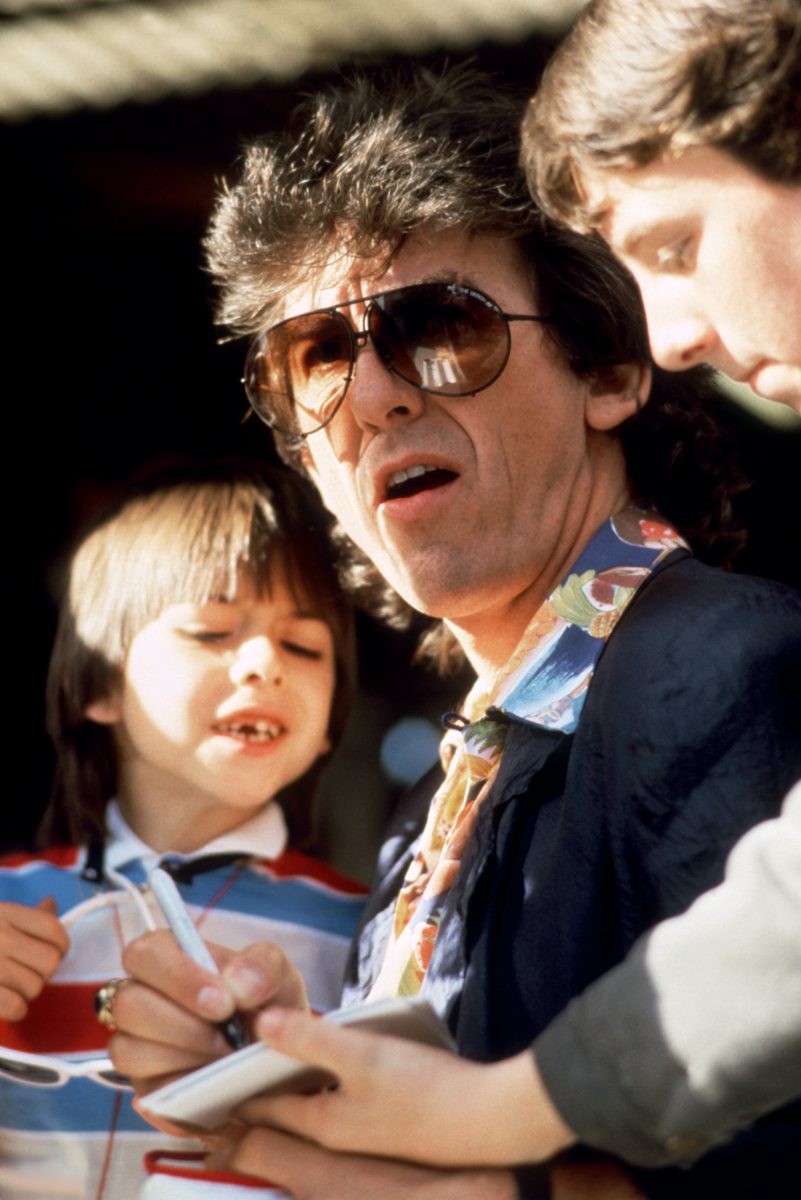 George Harrison et son fils Dhani au dépôt de Formule 1 en 1985.