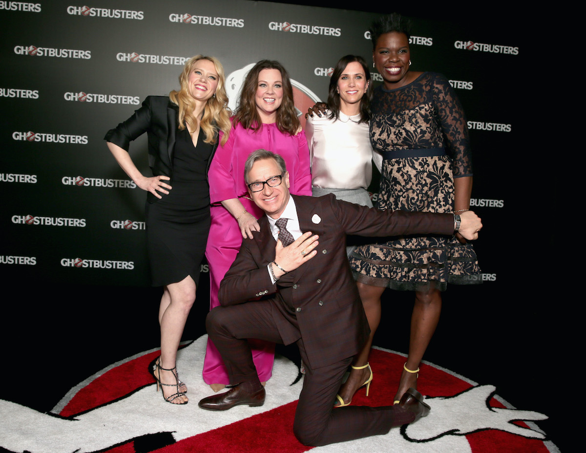Kate McKinnon, Melissa McCarthy, Kristen Wiig, Leslie Jones et le réalisateur de 