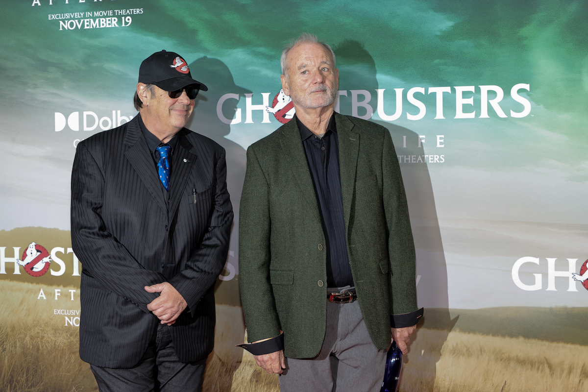 Dan Aykroyd et Bill Murray posent sur le tapis rouge