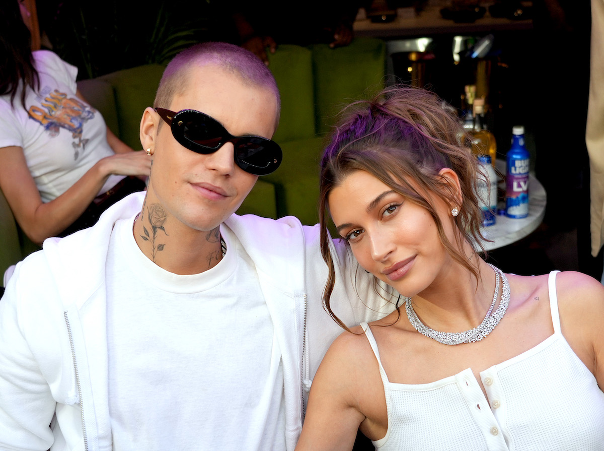 Justin Bieber et Hailey Bieber sourient et posent ensemble lors d'un événement.