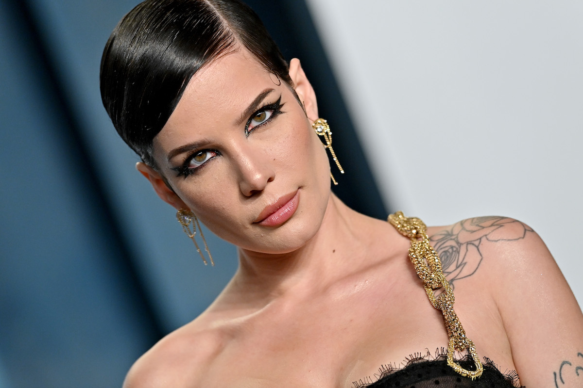 Halsey regarde la caméra lors d'un événement.