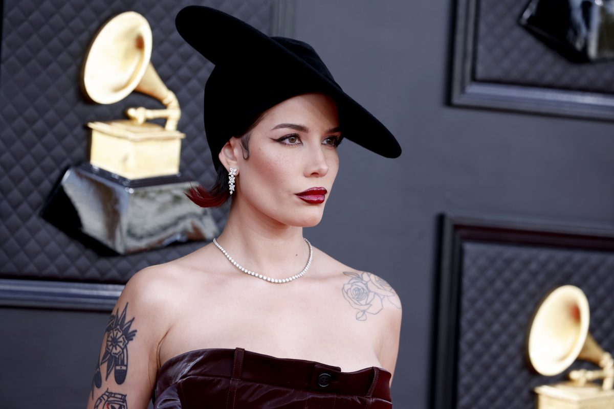 Halsey assiste aux Grammy Awards 2022
