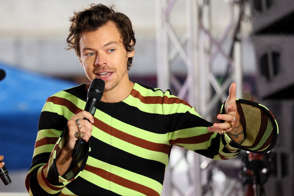 Harry Styles portant une chemise rayée sur scène lors de l'émission 