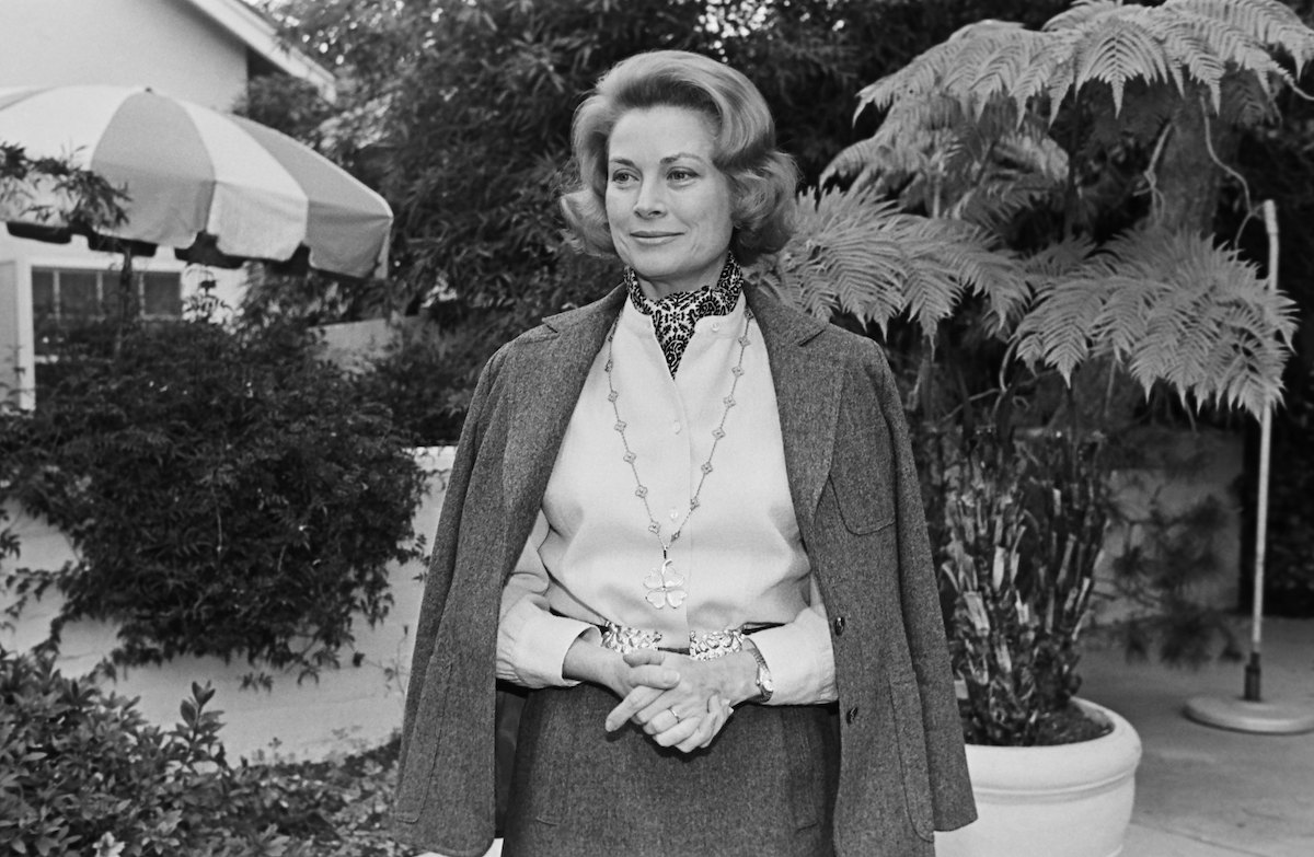 Grace Kelly souriante, en noir et blanc