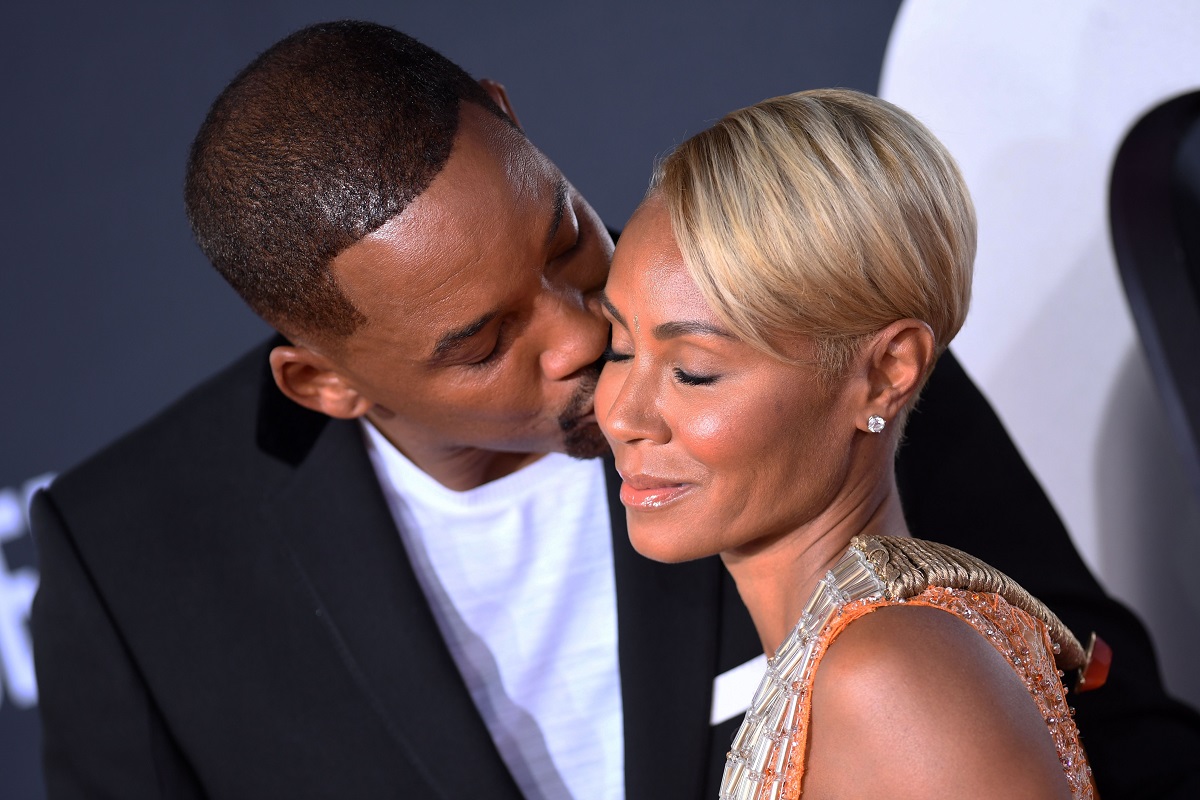 Will Smith embrasse Jada Pinkett Smith.