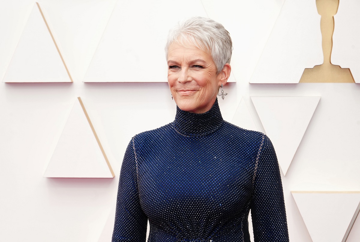 Jamie Lee Curtis souriant tout en portant une robe noire.