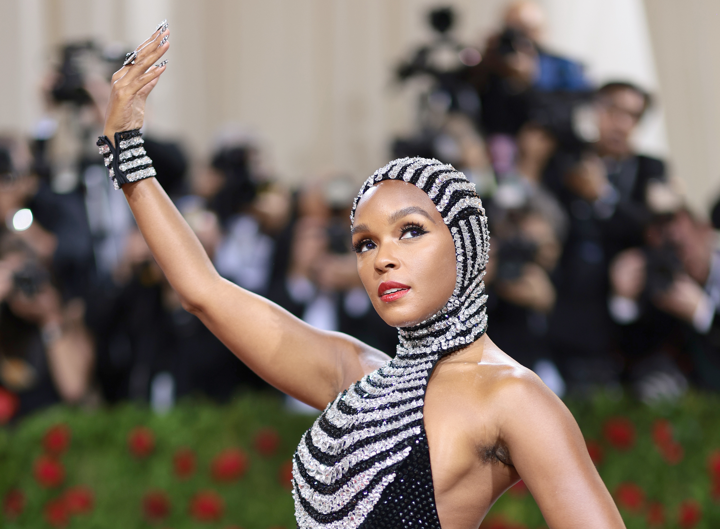 Janelle Monáe en noir et blanc au Met Gala
