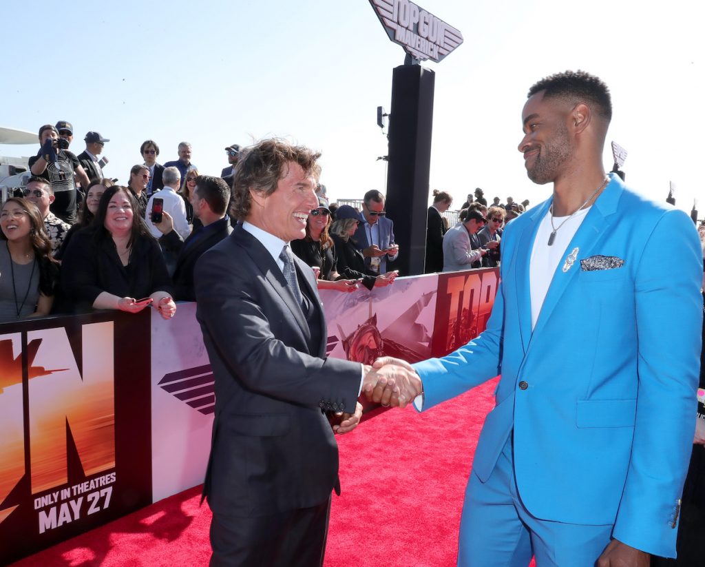 Tom Cruise (à gauche) et Jay Ellis assistent le 4 mai 2022 à la première de "Top Gun : Maverick".  Cruise a donné à Ellis des conseils d