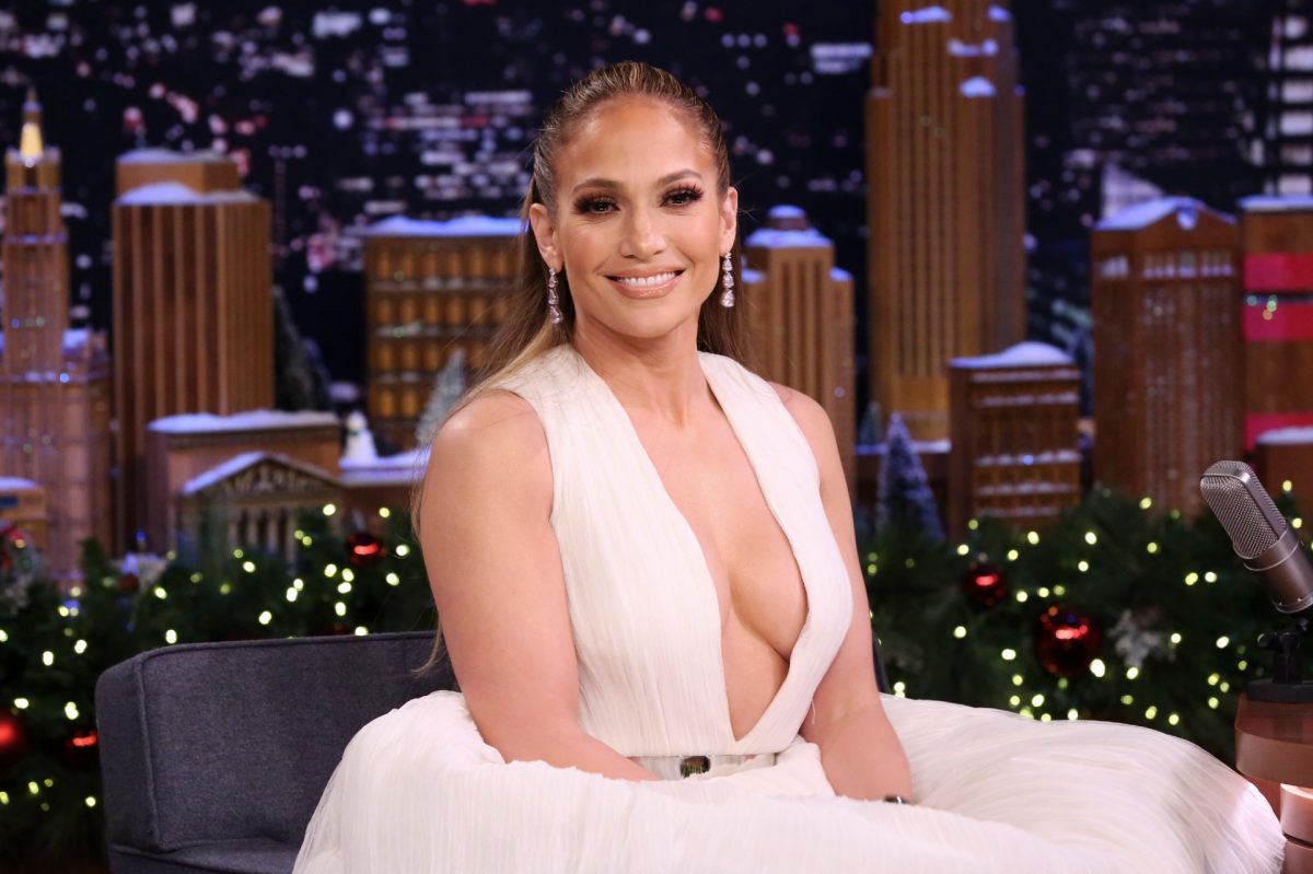 Jennifer Lopez sourit en portant une robe blanche lors de l'émission de fin de soirée de Jimmy Fallon.