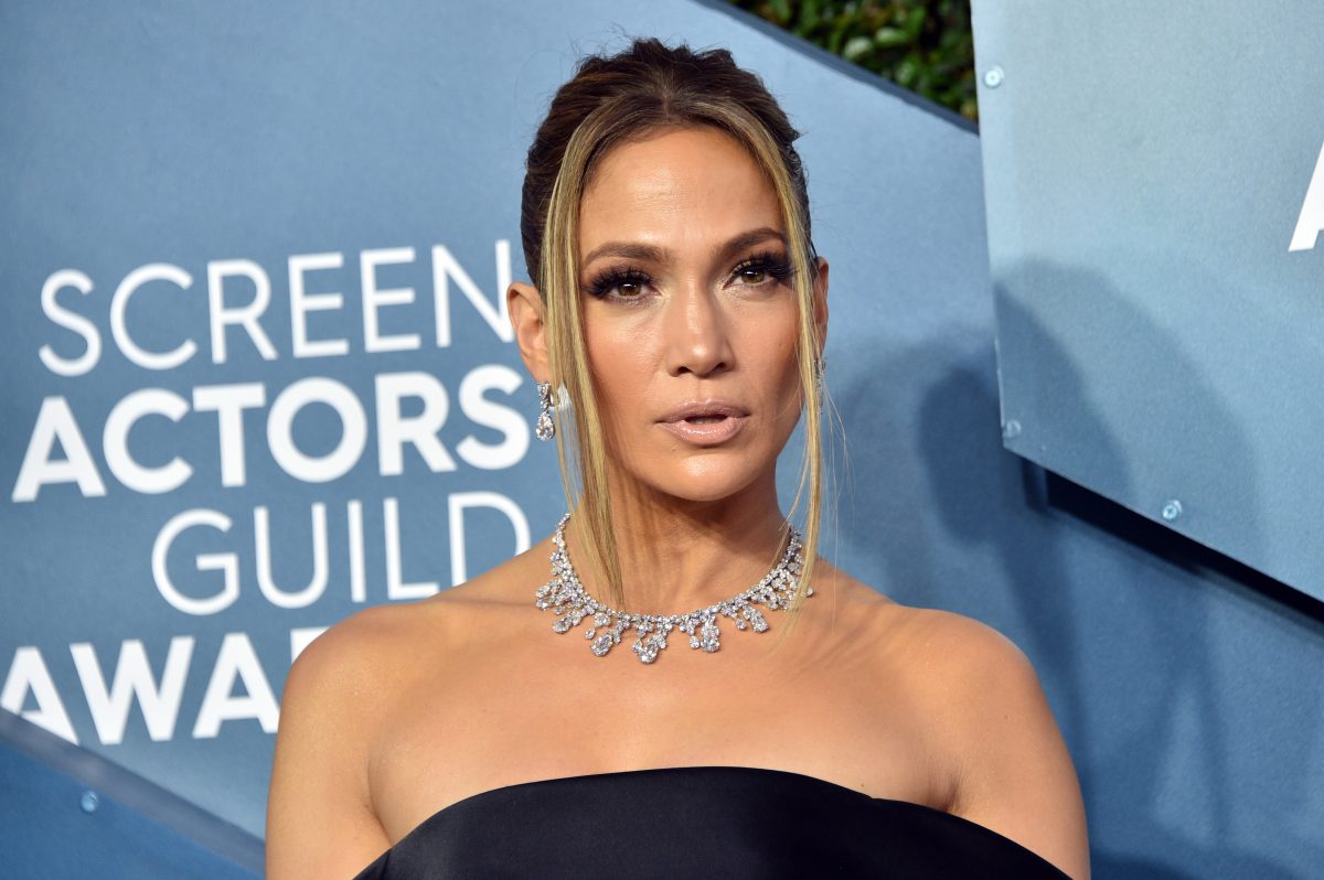 Jennifer Lopez pose sur le tapis rouge. 
