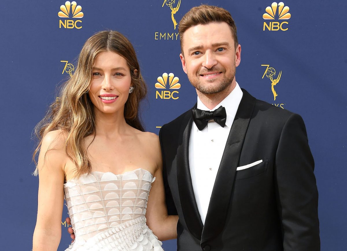 Jessica Biel portant une tenue blanche et posant à côté de Justin Timberlake, qui porte un smoking noir