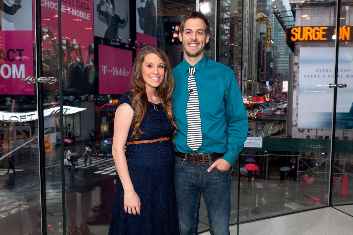 La soeur de Josh Duggar, Jill Duggar, qui est enceinte, pose avec son mari Derick Dillard lors d'une apparition sur 'Extra'
