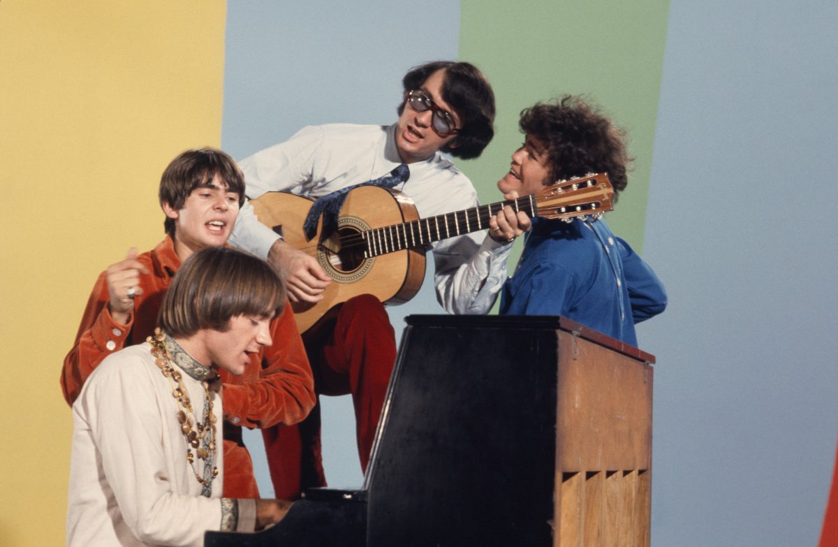 Davy Jones, Peter Tork, Mike Nesmith et Mickey Dolenz des Monkees près d'un piano