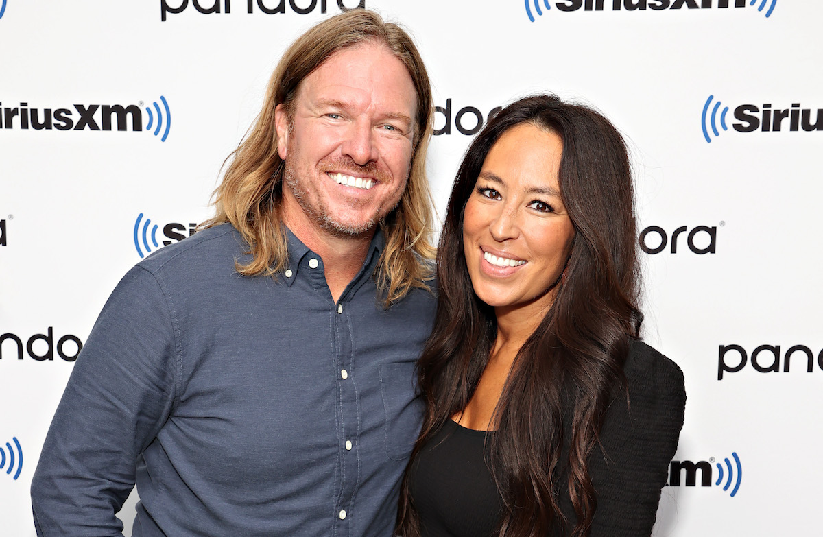 Chip Gaines et Joanna Gaines sourient en portant des chemises bleues et noires