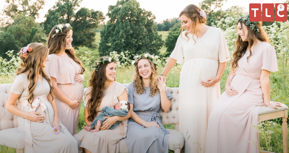 Kendra Duggar, Jessa Duggar, Joy-Anna Duggar, Abbie Duggar, Anna Duggar et Lauren Duggar de la famille Duggar toutes enceintes et vêtues de pastels pour une séance photo