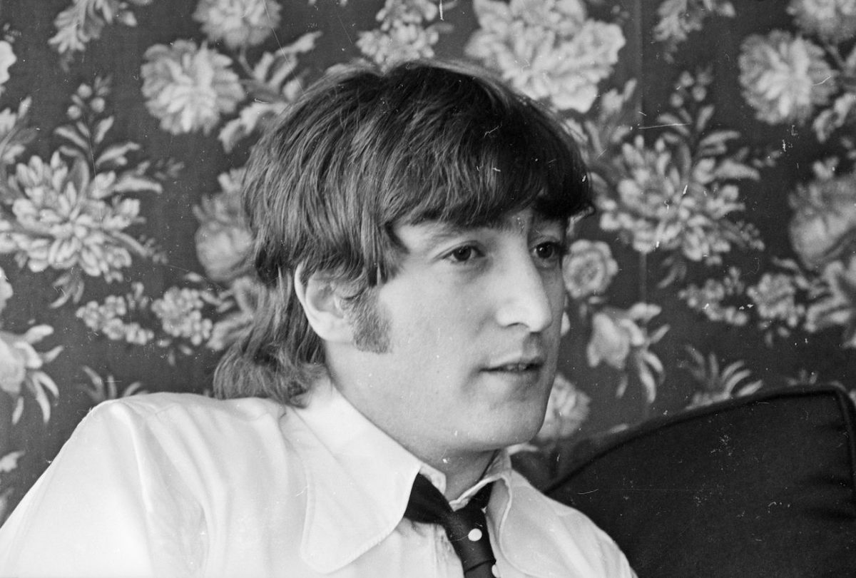 John Lennon portant un costume après avoir commenté que les Beatles étaient plus populaires que Jésus en 1966.